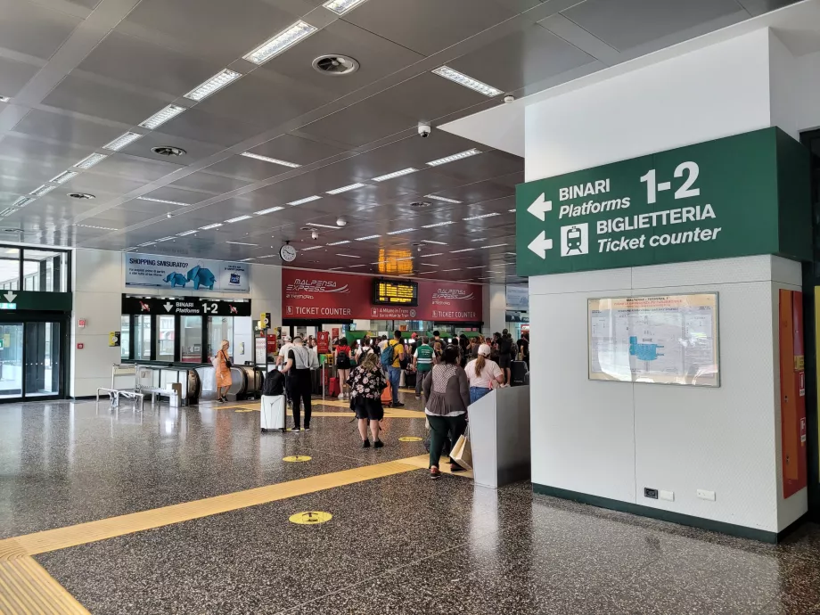 Ticket offices and escalators down to the platform