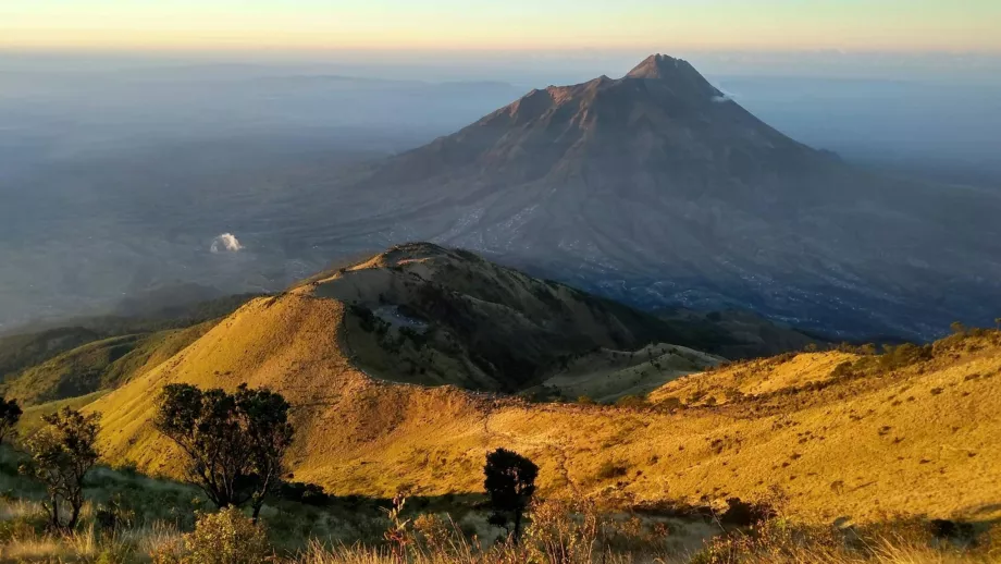 Vista do topo do Monte Merbabu para o vulcão Merapi