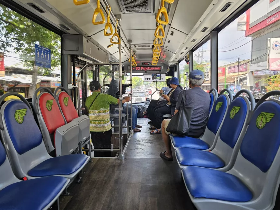 Interior dos autocarros da TransJogja