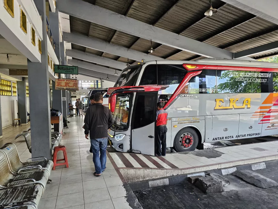 Autocarros de longo curso para Surabaya