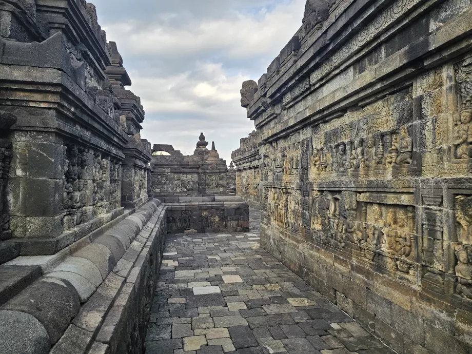 Decorações e relevos, templo de Borobudur