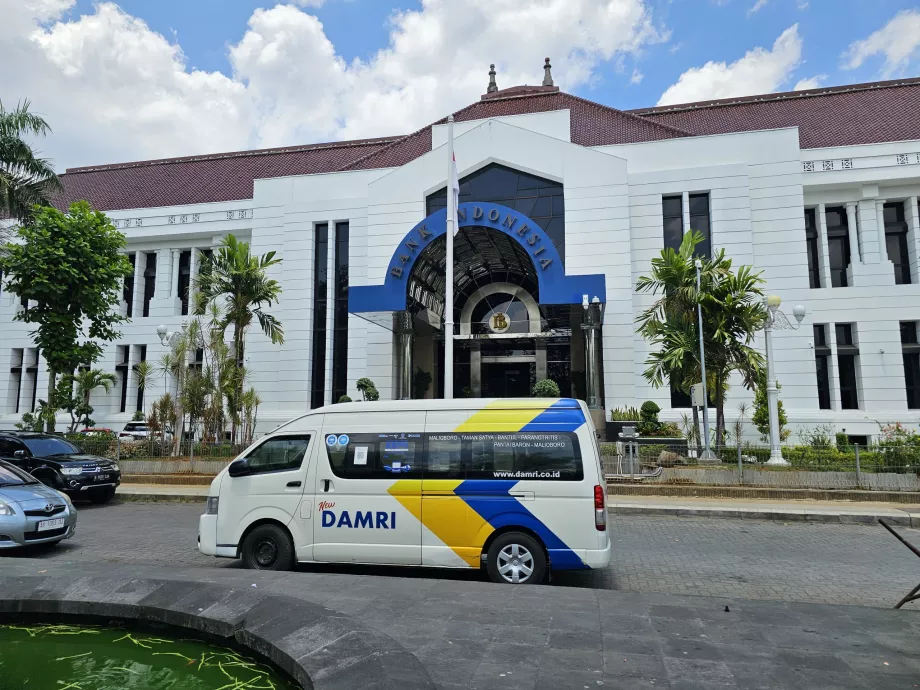 Paragem de autocarro da DAMRI em frente ao Banco da Indonésia