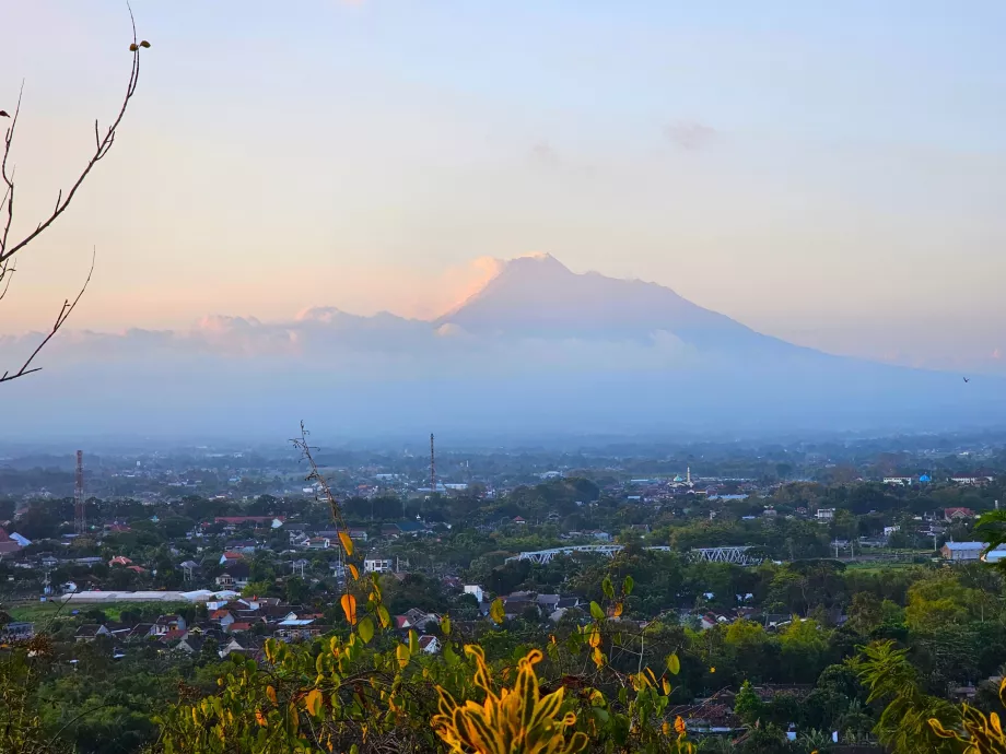 Ratu Boko, vista do vulcão Merapi