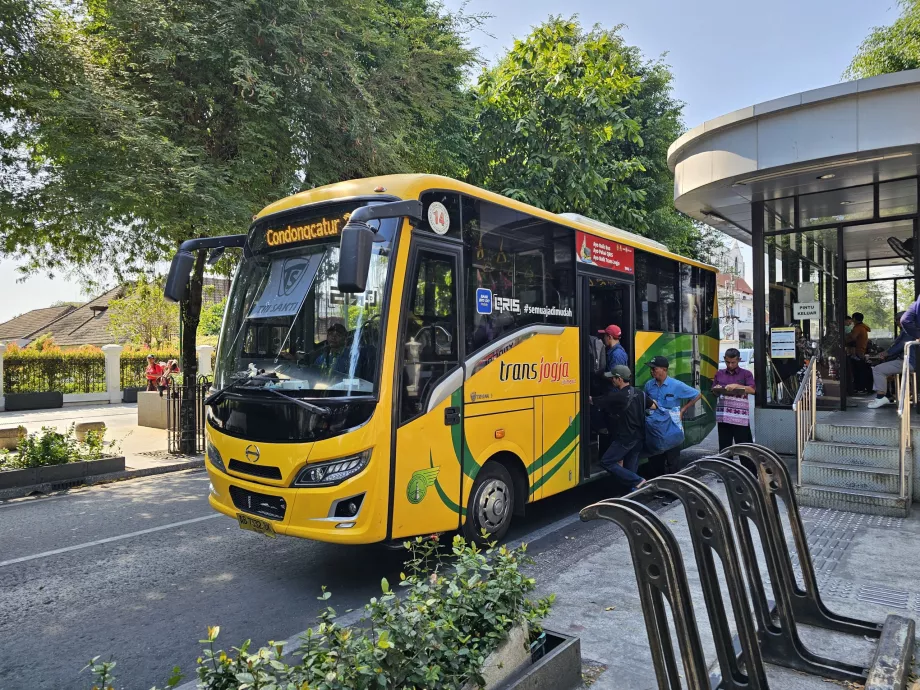 Autocarro TransJogja, embarque ao nível da rua