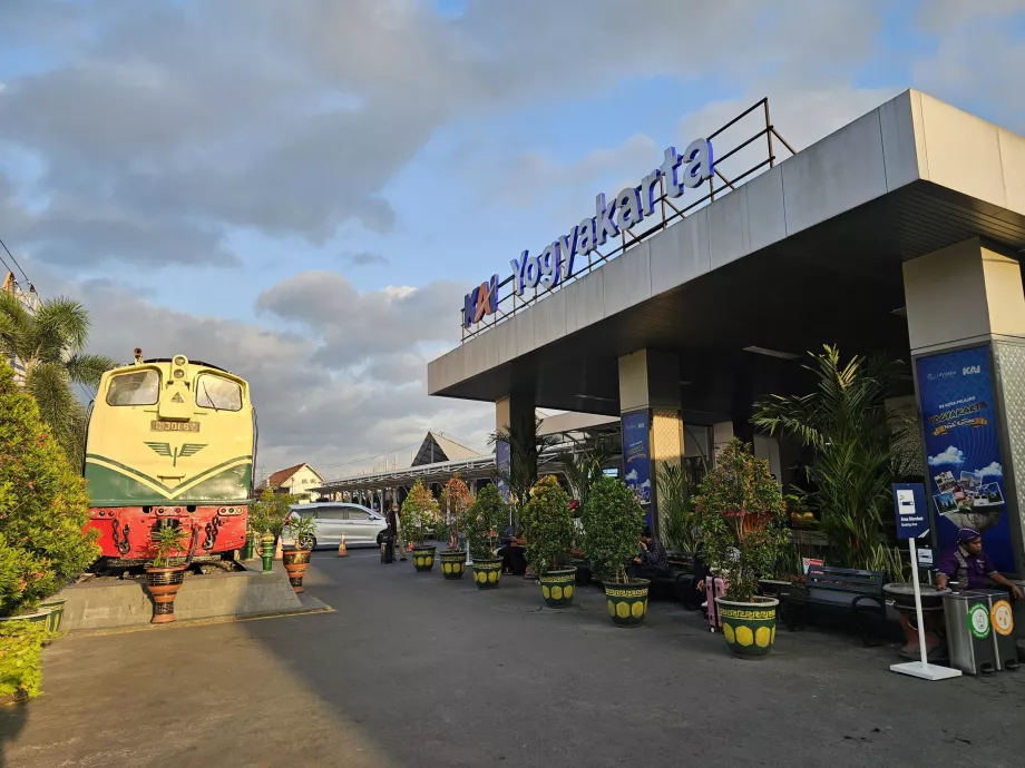 Entrada principal da estação de Yogyakarta