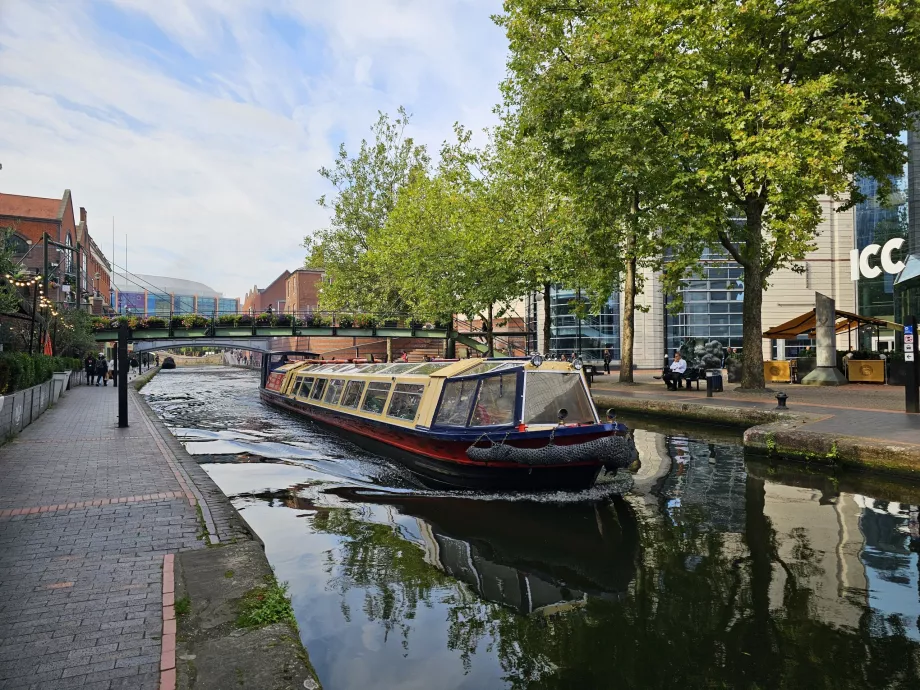 Barco estreito nos canais de Birmingham