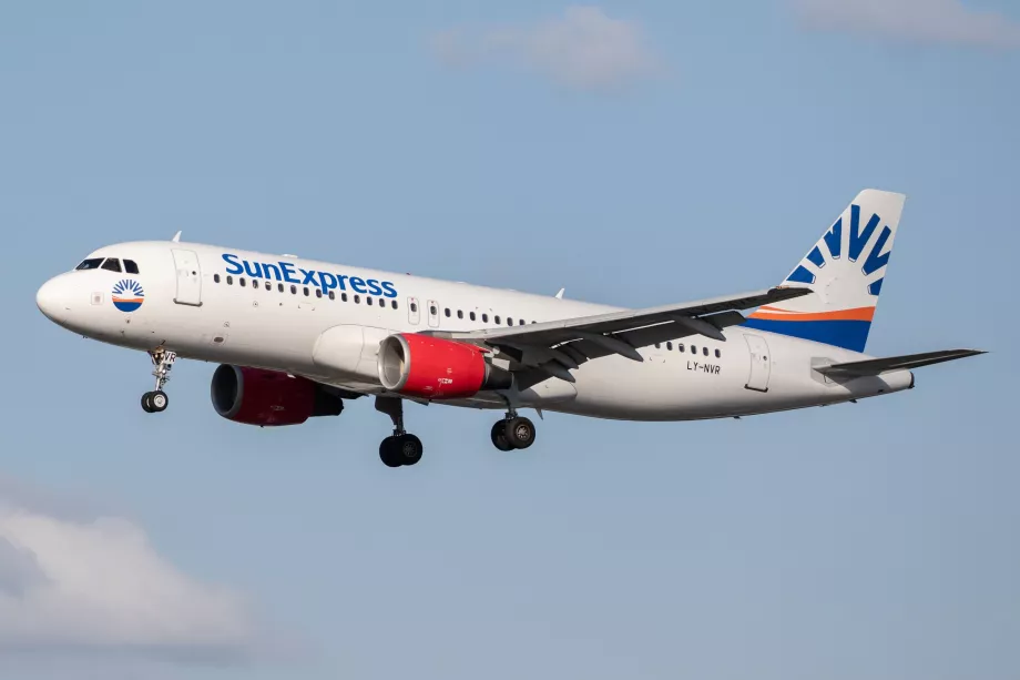 Avião SunExpress LY-NVR