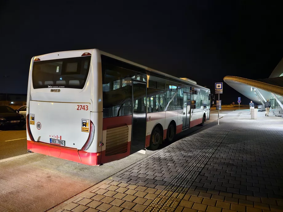 Paragem de autocarro em frente ao terminal