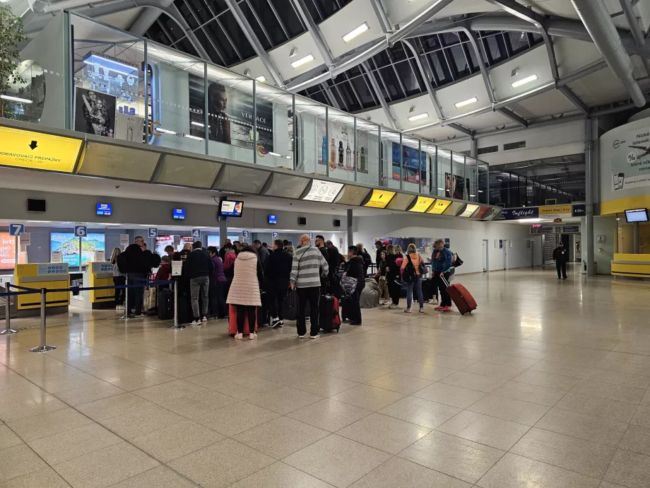 Sala de embarque, Aeroporto BRQ