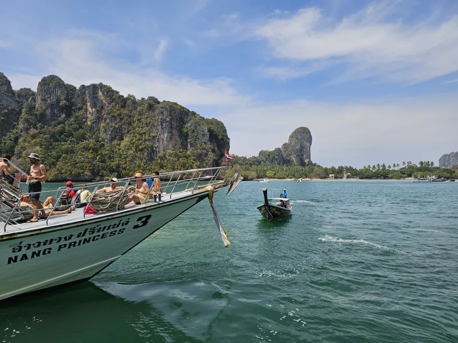 Amarração de navios de grande porte em Railay