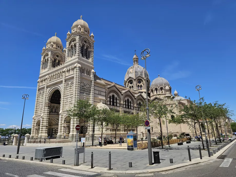 A antiga catedral em baixo à direita