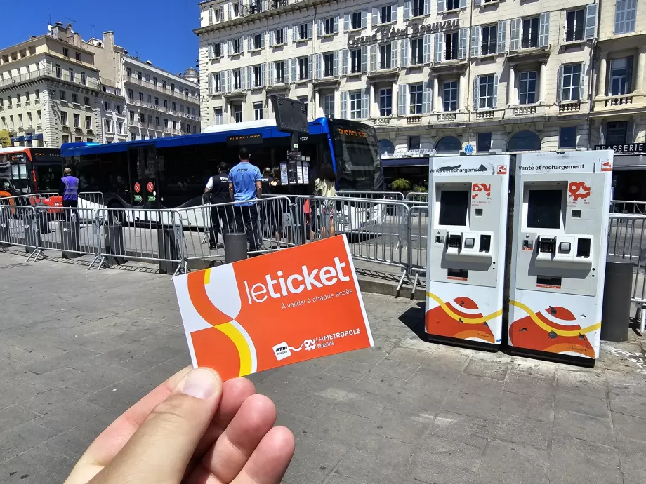 Bilhete para os transportes públicos em Marselha e máquinas de venda automática