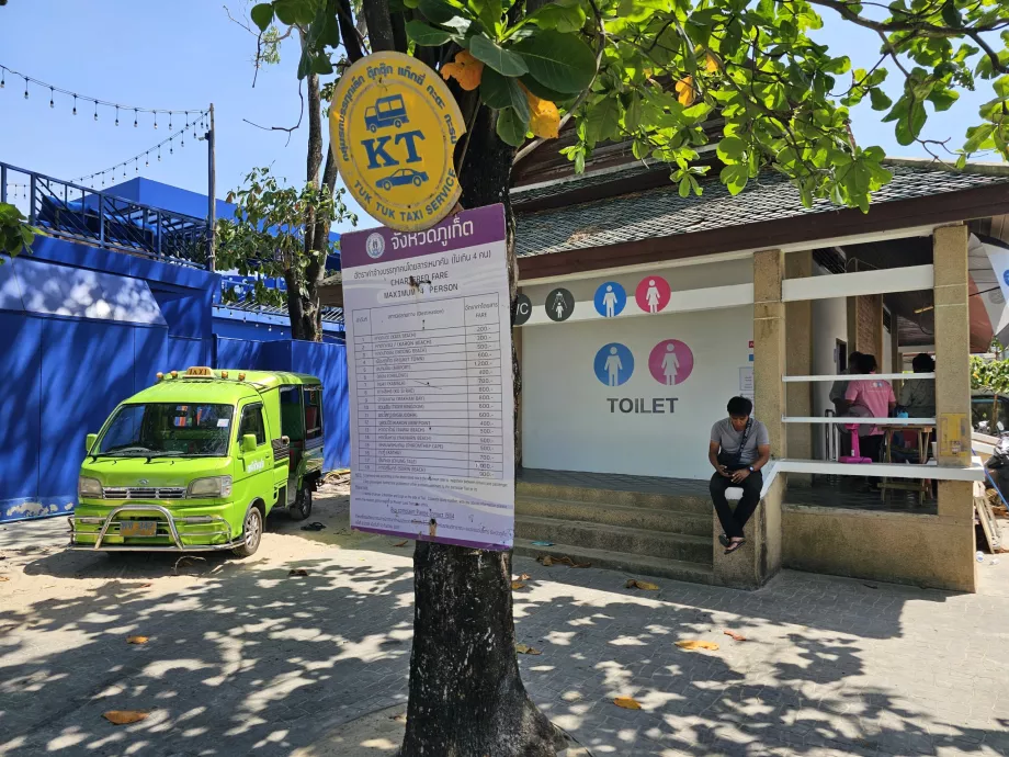 Casas de banho na praia e preços dos tuktuk, Kata