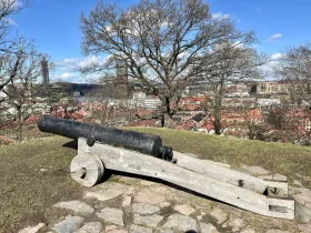 Canhão histórico em Skansen Kronan