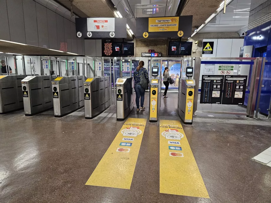 Torniquetes à entrada da estação de metro