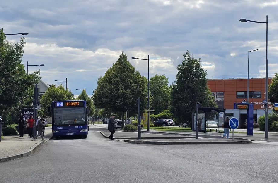 Autocarro da linha 2, paragem em direção ao centro, à direita