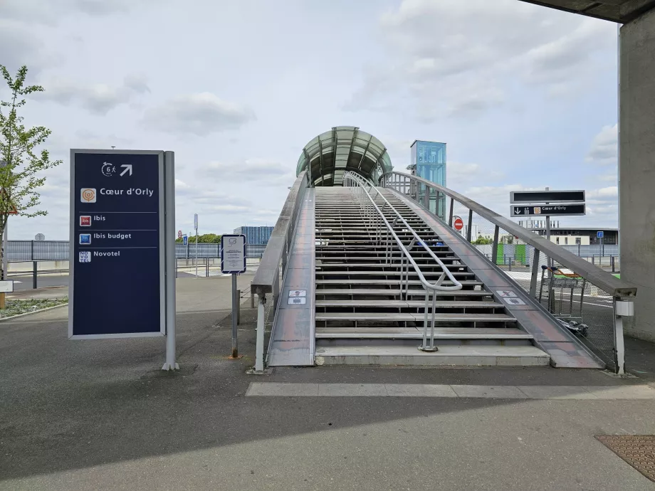 O caminho para os hotéis no aeroporto