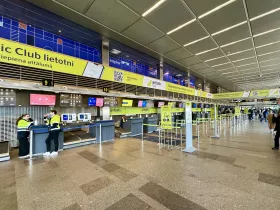 Check-in da airBaltic no aeroporto de Riga RIX