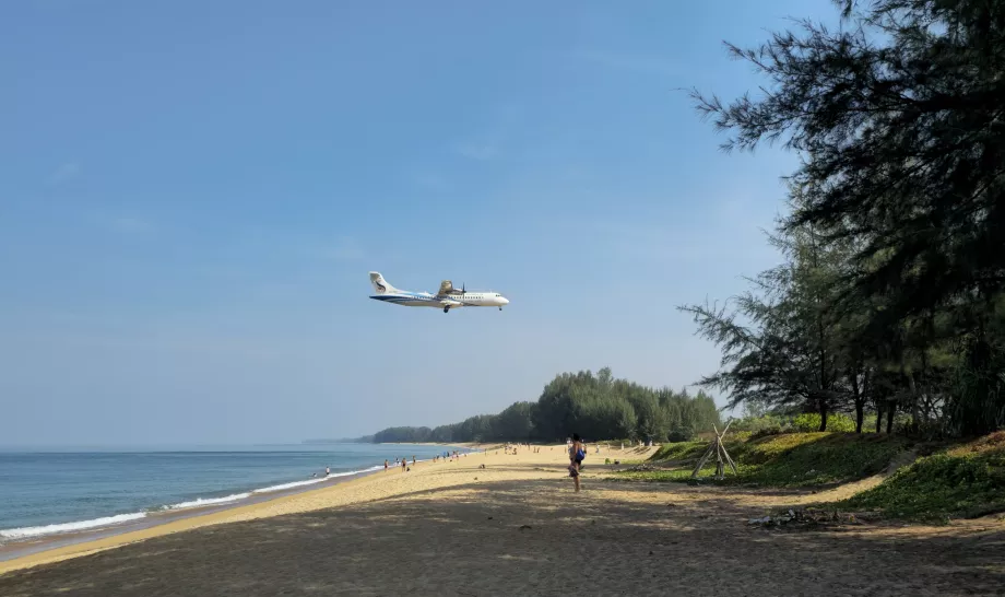 A Bangkok Airways sobrevoa Mai Khao