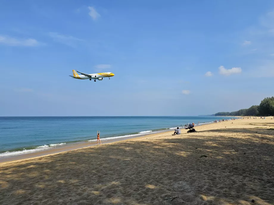 Passeio de scooter pela praia de Mai Khao