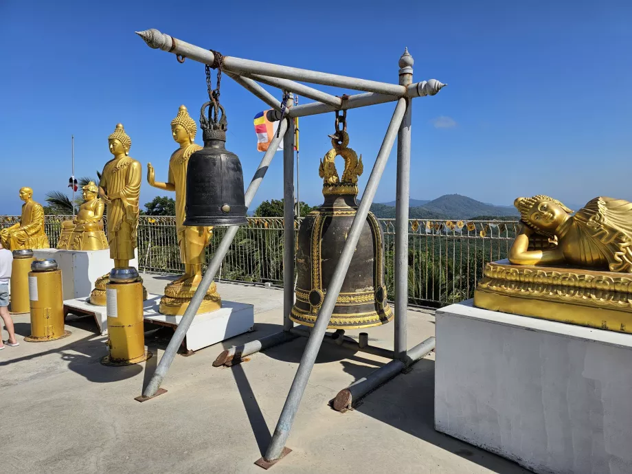 Estatuetas de ouro à volta do Grande Buda