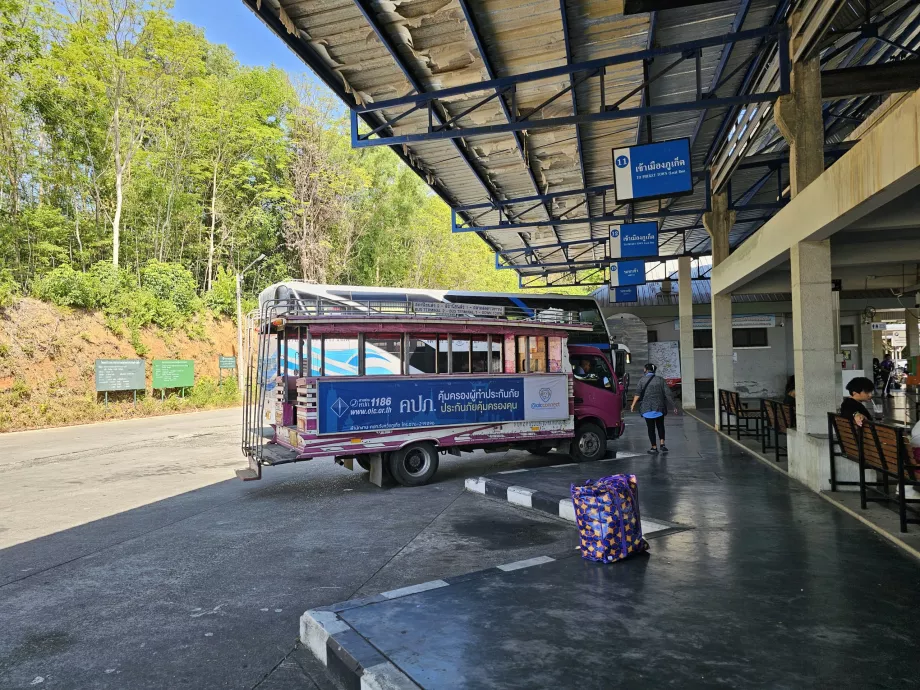 Autocarro cor-de-rosa no Terminal Rodoviário 2