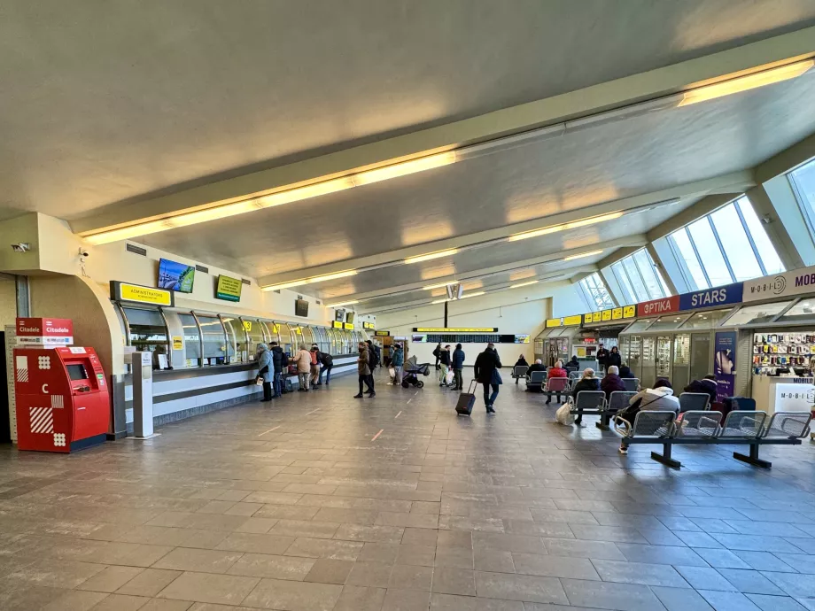 Sala de check-in na estação de autocarros de Riga