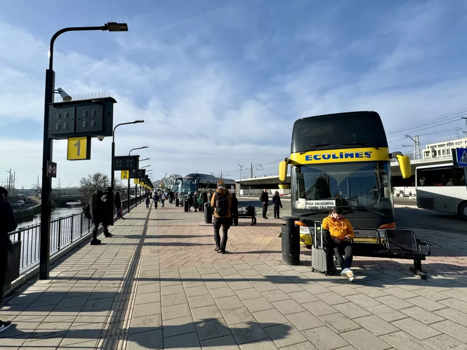 Paragens de autocarro na Estação Ferroviária de Riga