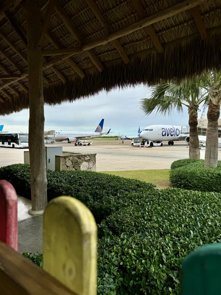 Vista da zona do aeroporto a partir do parque infantil