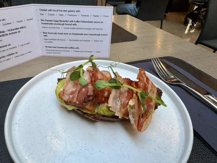 Tosta de abacate ao pequeno-almoço