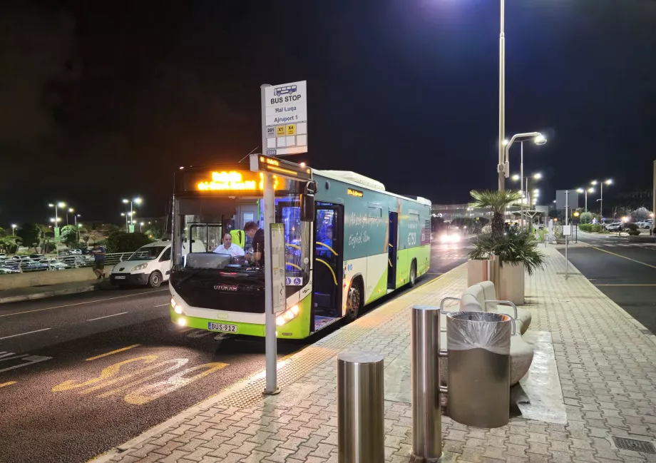 Paragem de autocarro no aeroporto de Malta