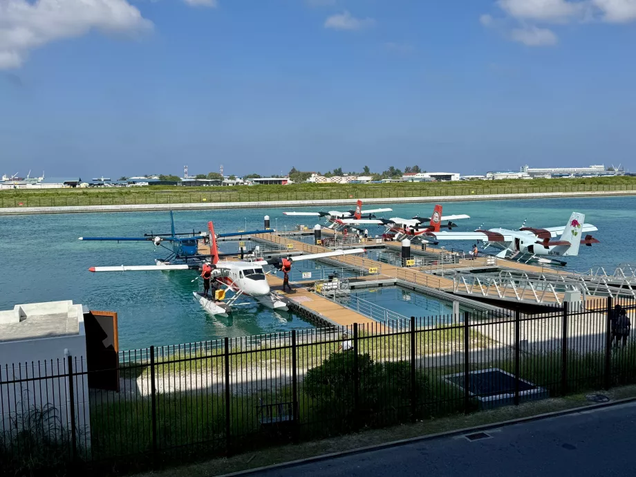 Os hidroaviões da Trans Maldivian Airways vistos da sala de espera