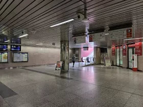 Saída para a paragem de tróleis na estação de metro de Nádraží Veleslavín