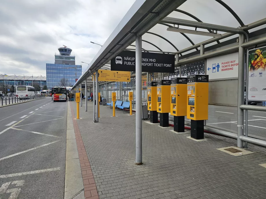 Paragem de autocarros e tróleis no Terminal 1