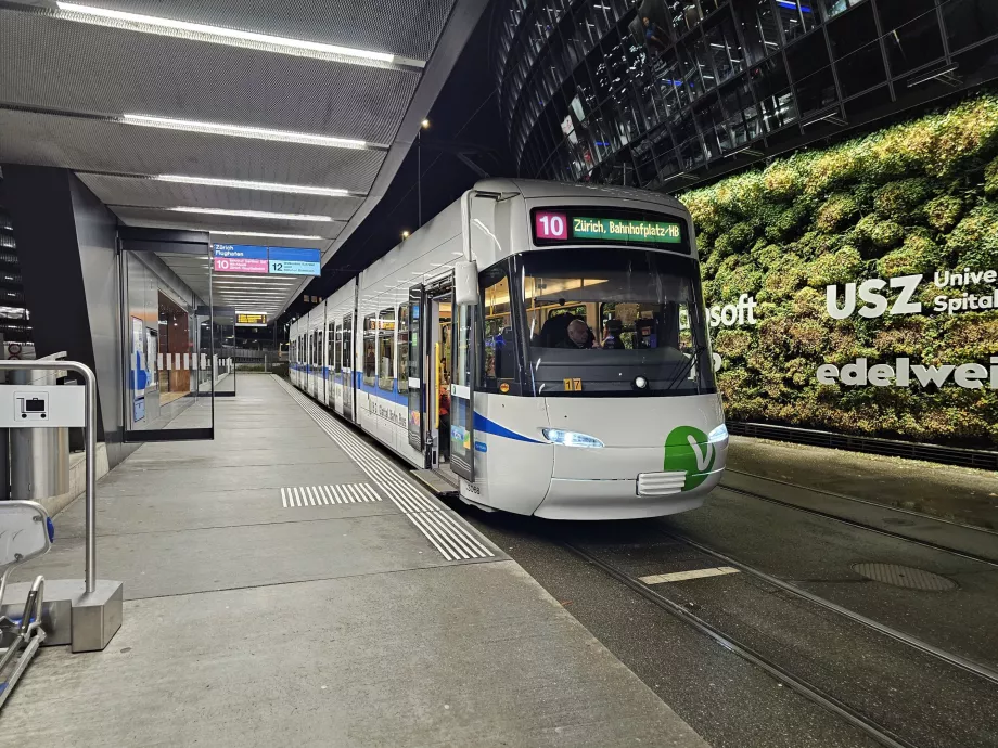 Paragem de elétrico no aeroporto