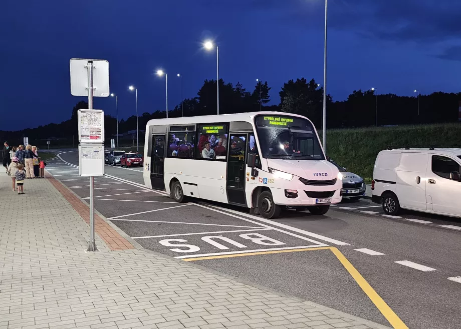 Autocarro de transporte para o parque de estacionamento