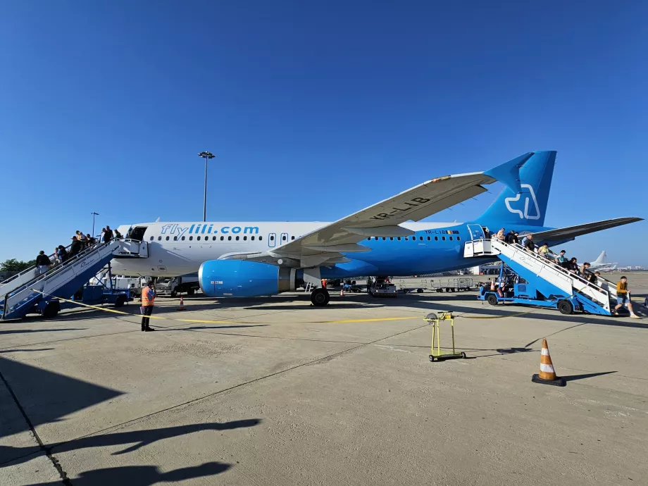 Airbus A320 FlyLili no aeroporto de Burgas