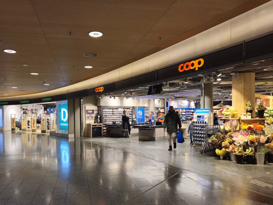 Cooperativa perto da estação de comboios, aeroporto ZRH