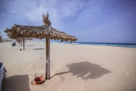 Praia de areia em Cabo Verde