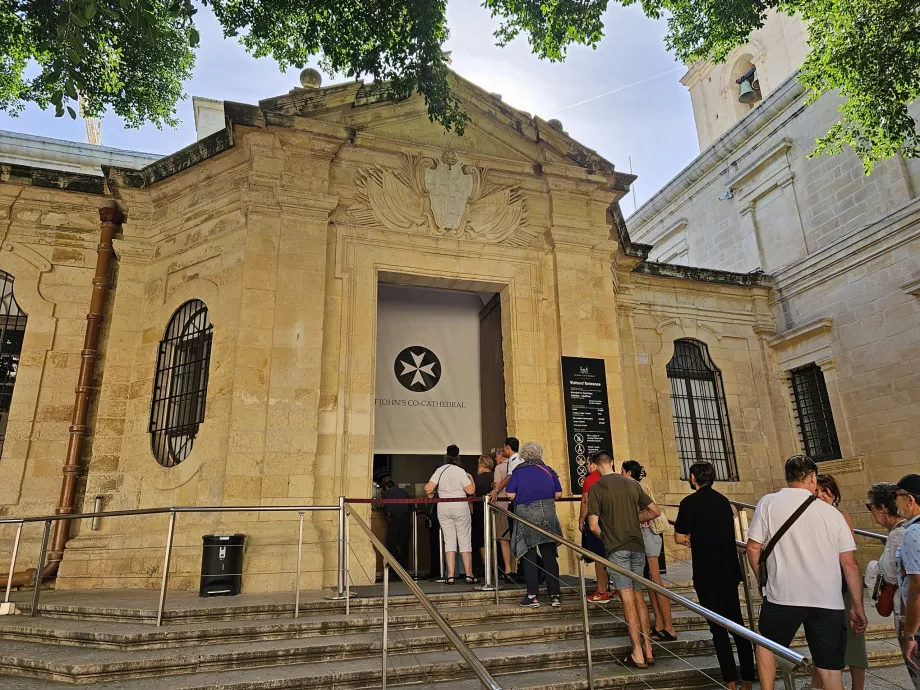 Entrada principal da Catedral de São João