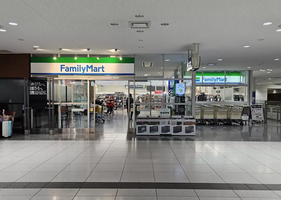 Family Mart junto à plataforma do comboio