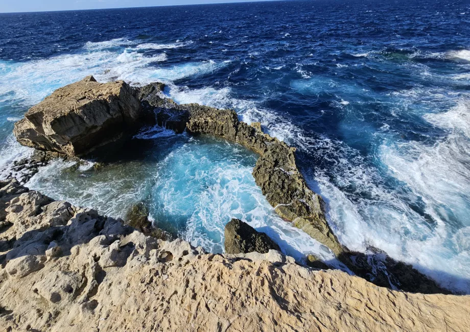 Blue Hole em mar agitado