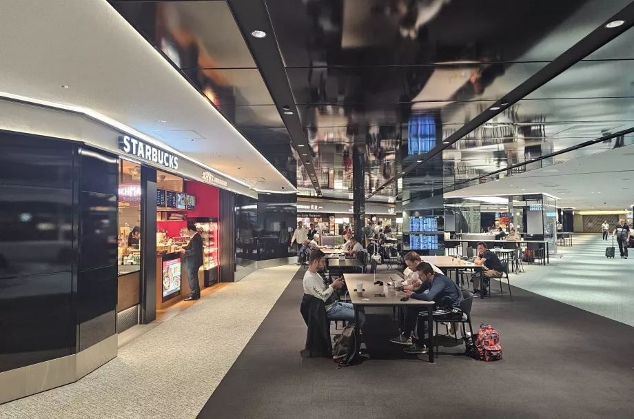 Praça de alimentação, Partidas internacionais, Terminal 2