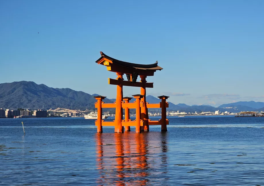 Porta Torii na maré alta