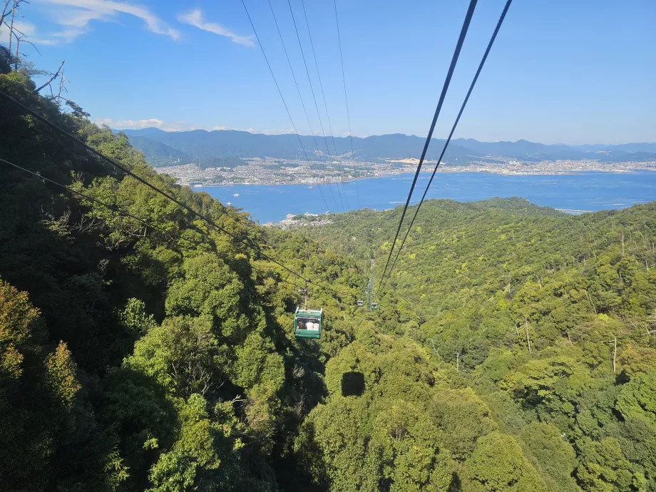 A primeira parte do teleférico no Monte Misen