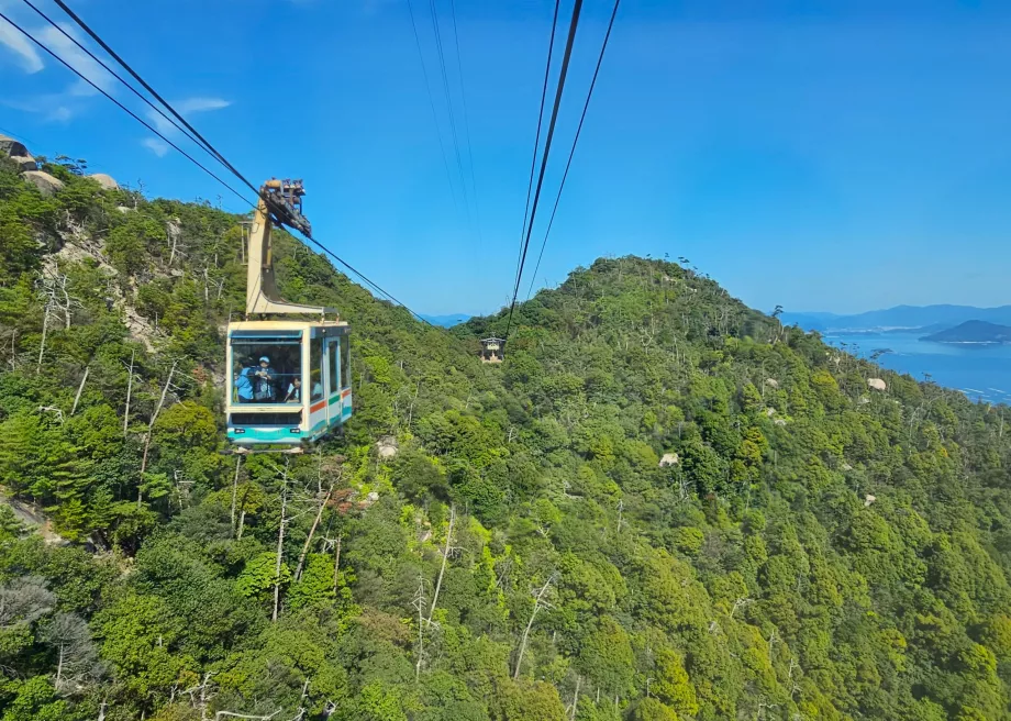 A segunda parte do teleférico no Monte Misen