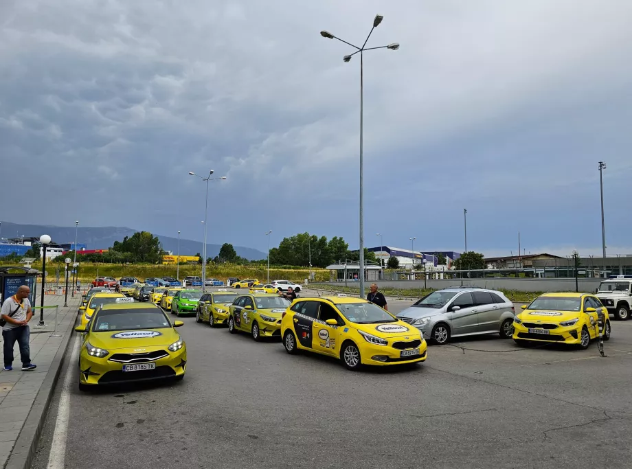 Paragem de táxis em frente ao Terminal 2