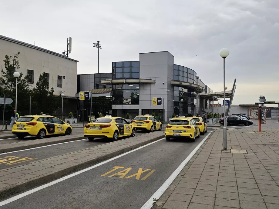 Paragem de táxis em frente ao Terminal 1