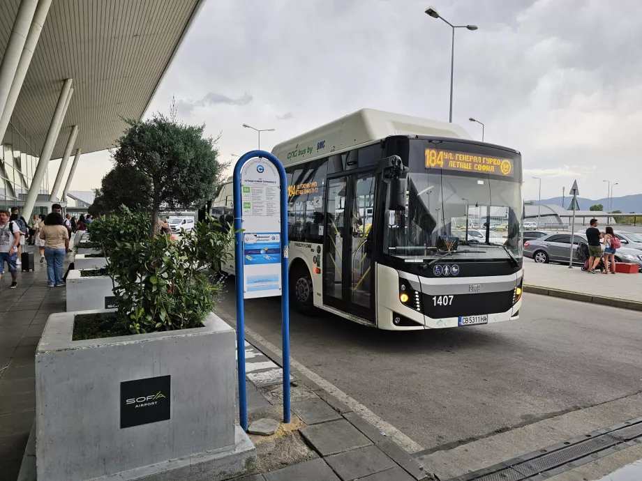 Paragem de autocarro em frente ao Terminal 2