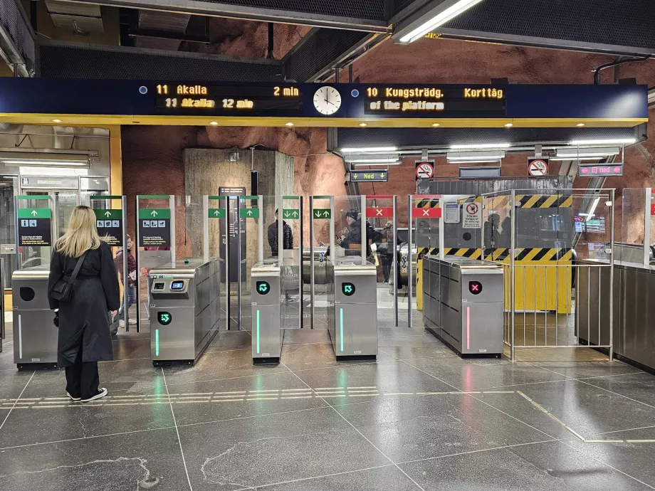 Torniquetes à entrada do metro